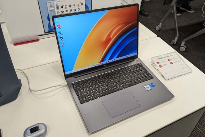 16C`̑傫ȃfBXvC𓋍ڂm[gPCuHUAWEI MateBook D16v