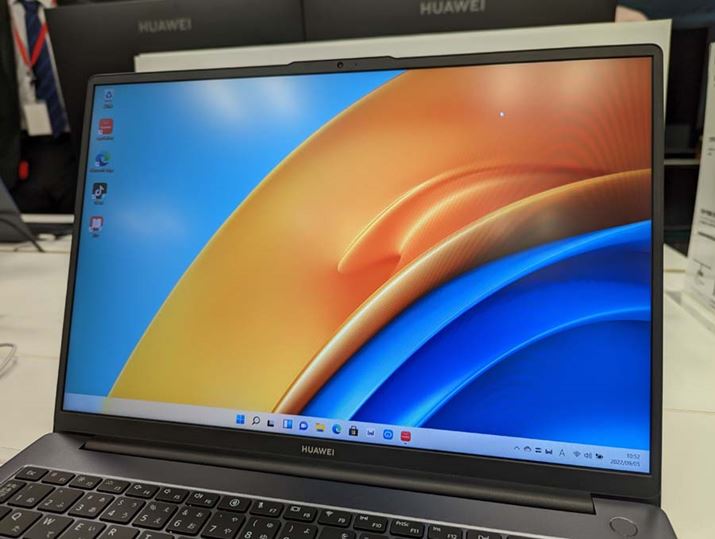 16C`̃fBXvC𓋍ڂȂA{̃TCYƂĂ15.6C`̃fBXvC𓋍ڂ郂fƓ̃TCY