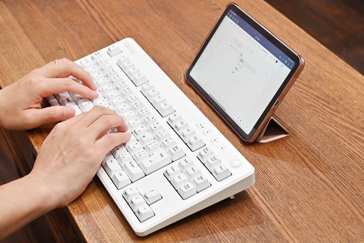 ^ubgBluetoothŐڑĎgpĂC[WBuREALFORCEvL[{[hACXł낢Ȓ[ɐڑł̂́A3ヂf̖͂