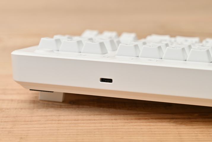 USB Type-CɂLڑ\BUSBdłBluetoothڑɑΉĂ̂ŁAƂ΁Aj^[PCUSBP[uŃL[{[hȂĂ΁AdrgpɁAق̒[ɃCXŐڑ؂ւ