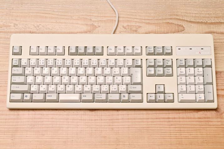 15NgpAuREALFORCEv̑1ヂfu108UH SA0100vB{108z̃tTCYfŁAL[׏d45gBɃ{fB͐FĂ邪AL[̂͌݁BL[gbv̈󎚂Aϋvɂ鏸؈ɂāAƎcĂ