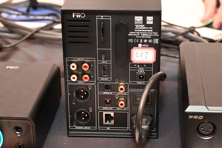 FiiOuR7v̔wʃC^[tFCX