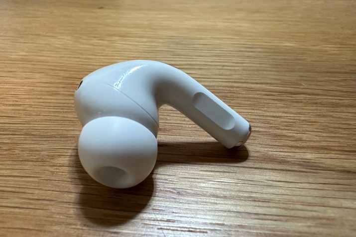 CzLт_Ƀ^b`ZT[ڂAAirPods ProP̂ŉʒ\