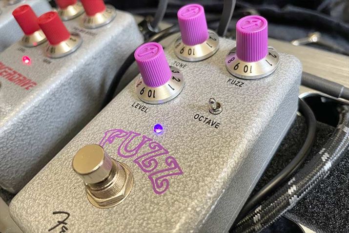 Fender炵nbgmuɁAfƂ̃J[ANZgBLEDF⃂f̃tHgꂼقȂ܂