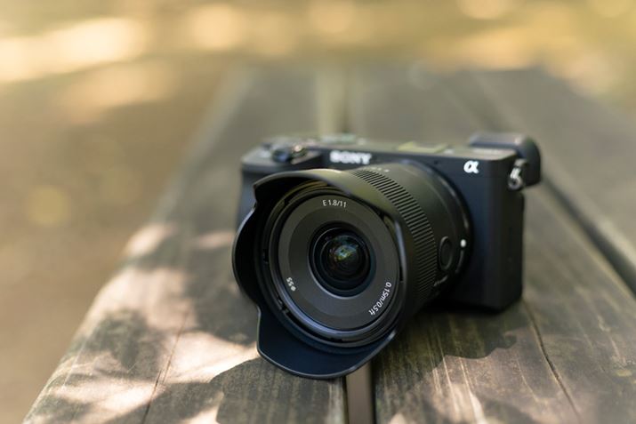 tt[htԂ́uE 11mm F1.8viJ{fB́u6600vjBJilF1.8̑aȂRpNg➑̂Ɏ܂Ă