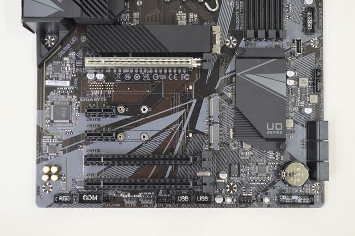 PCIe 5.0x16XbgAPCIe 3.0x4Xbgix16`jAPCIe 3.0x1Xbgix16`jAPCIe 3.0x1Xbg×2APCIe 4.0x4ΉM.2Xbg×3Ȃǂ̊gXbg𑕔