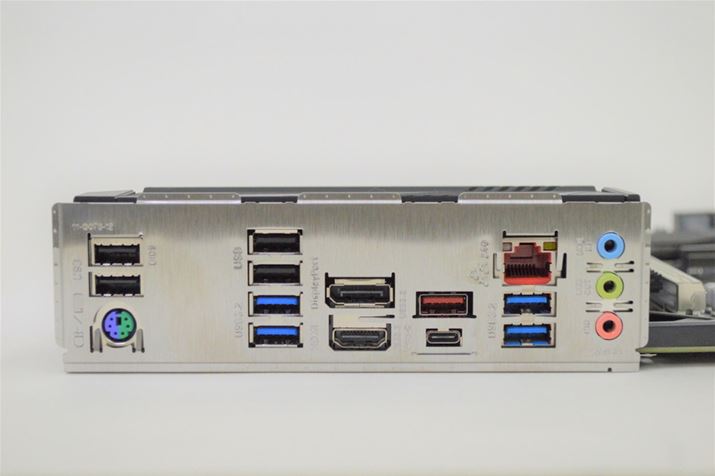 OC^[tFCXƂẮA2.5MKrbgLAN|[gADisplayPort 1.4|[gAHDMI 2.1o̓|[gAUSB3.2 Gen2×2 Type-C|[gAUSB3.1 Gen2 Type-A|[gAUSB3.2 Gen1 Type-A|[g×4AUSB2.0|[g×4Ȃǂ𑕔