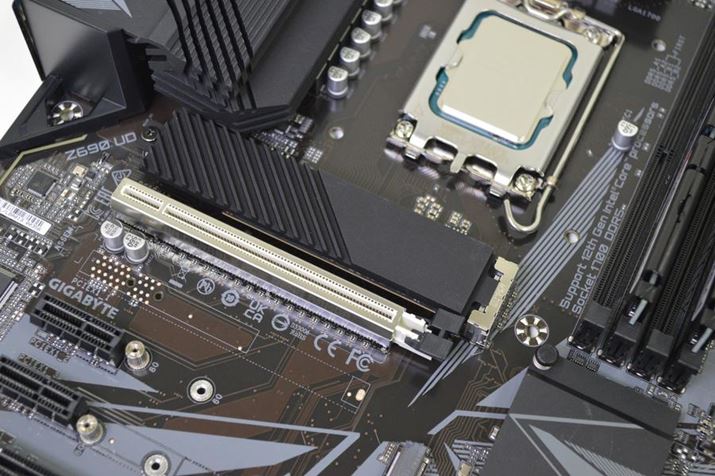 ̃}U[{[huZ690 UD [Rev.1.0]vM.2 SSDp̃q[gVN𑕔B\SSD͔Mʂ傫߁Aq[gVNƈS