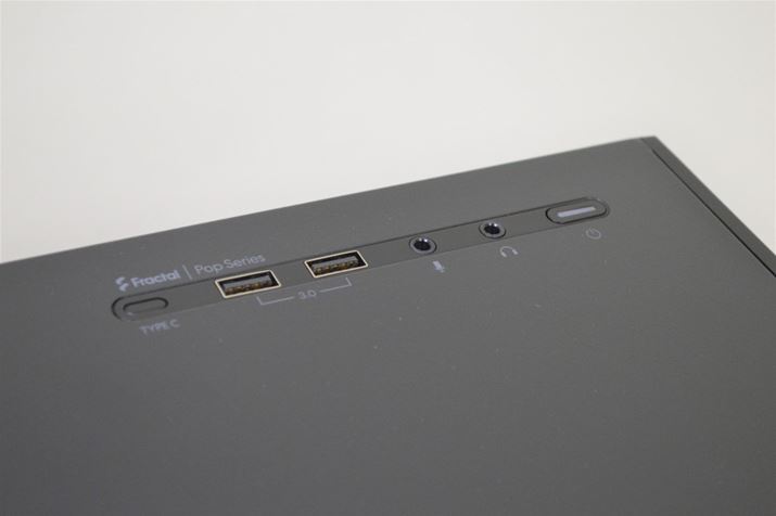 ʎOɂ́Ad{^̂قAUSB3.0 Type-A|[g×2A}CN[qAwbhz[q𑕔BUSB Type-C|[g΂ɂ悩