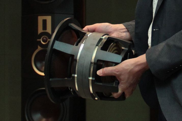 u炭P̂10sȏviVckjƂE[n[jbgB_u{CXRCdl̑K͎CHŁA10o×220o܂ł̃Xg[N͂܂RɓB{̏㉺̃jbg͂X^K[ڑB̃jbg200Hzȏł₩Ƀ[ItĂۂÃjbg390Hz܂ŐLсA~bhWƑш悪ȂB͉̃tH[JX{̒t߂ɏW߂邽߂̍HvƂ