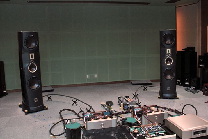 uKOREvݒuꂽD&Mz[fBOX̎B1,675mmA160kgƂTCYlĂAgʂ̕hɓ͓̂낤BuKOREv̎͂𔭊ɂ́A݂̎Ƃ͂Ȃ܂łȃn[hEFAI蓖ĂƊo傪KvɂȂƍlׂ