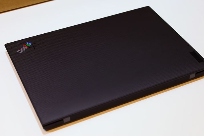 J[{̓V̍ɂ́A̎OFRGB\RGBJ[ThinkPadS