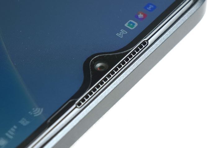 fBXvC̏㕔ɔXs[J[Bʂ̃Xs[J[ƍ킹āAXeIĐs