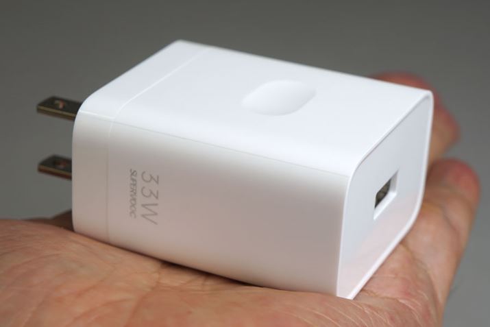 33W̏o͂ɑΉ铯ACA_v^[B̂ЂɎ܂TCYŁA^тɂɂȂ邱Ƃ͂Ȃ