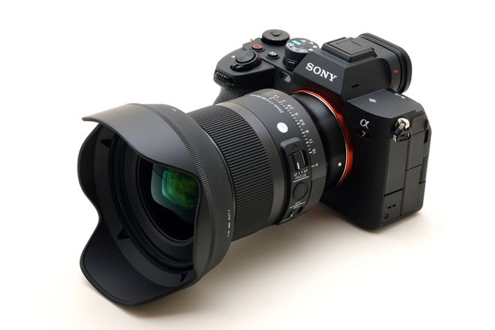 tiƂăYt[hpӂĂ܂Bu20mm F1.4 DG DNvɃbN@\t̉Ԍ`t[hiLH878-04j𑕒C[Wł