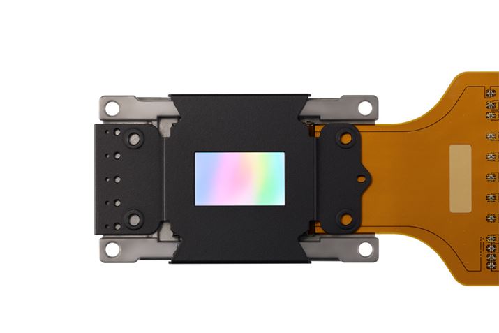 uVPL-XW7000vƁuVPL-XW5000vɍ̗pꂽlCeBuiAj4Ktplu4K SXRDvB̉ƒpu4K vWFN^[v́AtHDi1,920×1,080fjȂ2,716×1,528f̉tpl/DMDgAif炵jɂ4K\ĂBpl4Kfqgi̓\j[ArN^[iJVCj̍iɌ肳̂