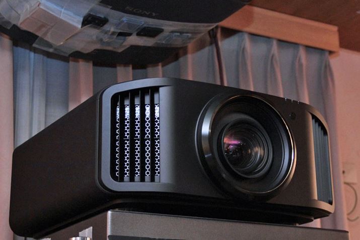 ̎ɏ݂ĂrN^[uDLA-V90RvB]i2,882,000~iōjBuVPL-XW7000v100~قǍȐiBrN^[͖{îقA]i1,705,000~iōj́uDLA-V80RvA1,305,000~iōj́uDLA-V70RvA800,000~iōj́uDLA-V50vCAbv