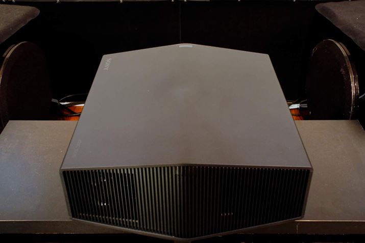 uVPL-XW7000v̌{fBŜlqBVʂ͕ł͂Ȃ̂ŁAɕȂǂ͒uȂBuVPL-XW5000v`ƂĂ͂قړl