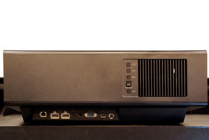 uVPL-XW7000v̑ʂɂzCẢɖ{̑̃{^Aɓo͒[qB̍\́uVPL-XW5000vl 