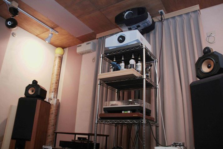 eXg͎̎ɂĎ{BXN[̓I[GX̃sA}bgIIIi120C`A16:9jBVɒ݂ݒuĂ̂̓\j[uVPL-VW500ESvBẴCvWFN^[