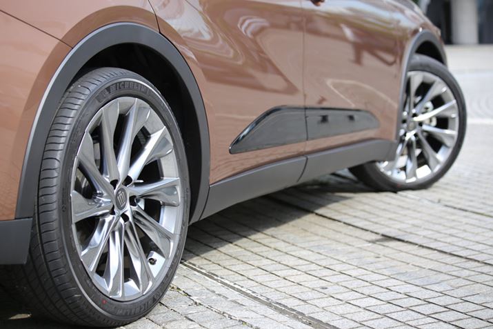 V^uNENXI[o[vɑSԕWĂuDRSiDynamic Rear SteeringjvBAł͌ւOւƋtɂȂ邱ƂŁA񂵐̌yȃnhO𐶂ݏoB܂Ał͌ւOւƓɂȂ邱ƂŁAԗ萫Ă