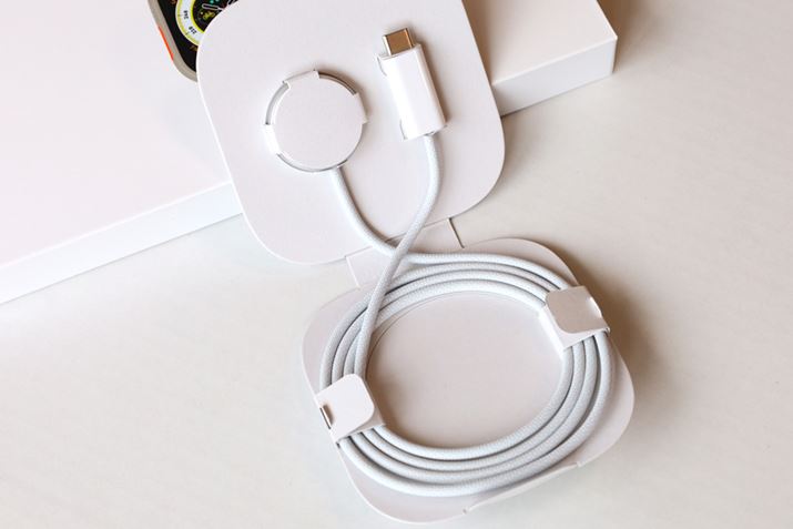 t@ubNŕꂽ[dpUSB-CP[uB݂ɂĎ񂵂₷P[uł