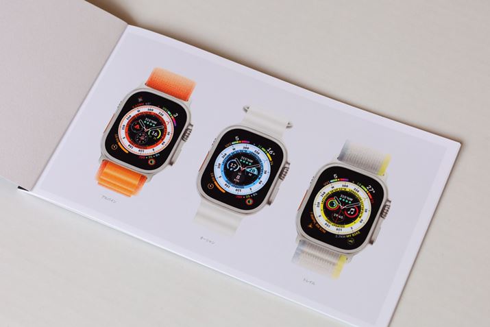 「Apple Watch Ultra」に同梱される冊子。同時に発売される３つのバンドが掲載されていました