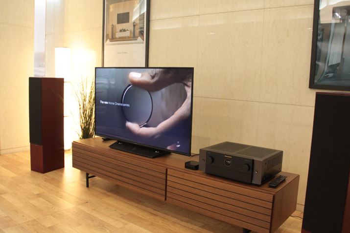 erɍ킹āA[{[hɐݒuꂽuCINEMA 50vBOςVƂ́ArOȂǁAV[ւ̗n݂₷dʂ