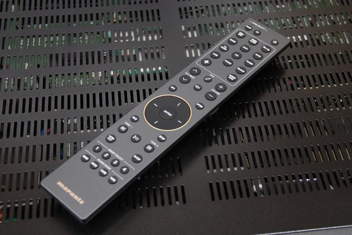 @ɕt郊R͎ƎŁAʂ̃{^Ōdg݁B܂AVHDMIo͂̃gO؂ւ{^pӂꂽ