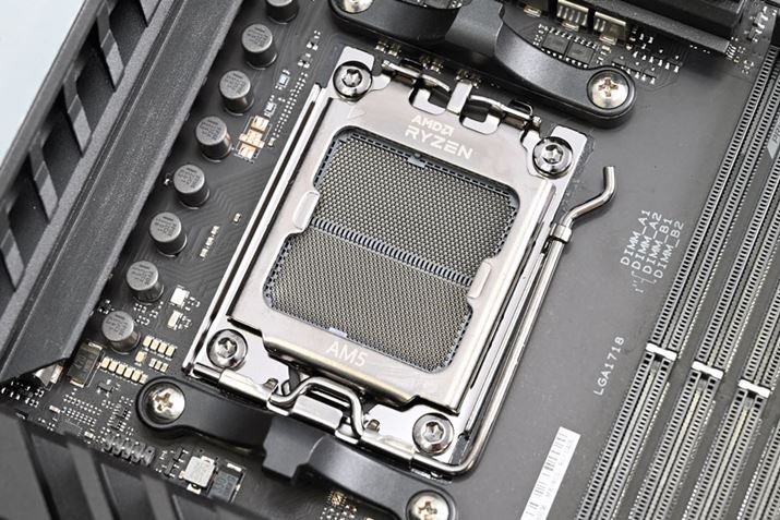 uRyzen 7000vV[YV̗pꂽCPU\PbgASocket AM5B1718sLGApbP[WƂȂƂŁAő230W̓d͋ł悤ɂȂĂ邪A]Socket AM4Ƃ͌݊ȂƂɒӂBASocket AM4pCPUN[[ɂ͂ނˑΉiꕔΉjĂBSocket AM4}U[{[h̏芷Ă郆[U[́AVCPUN[[wOɁA܂莝CPUN[[ł邩Ă݂Ăق