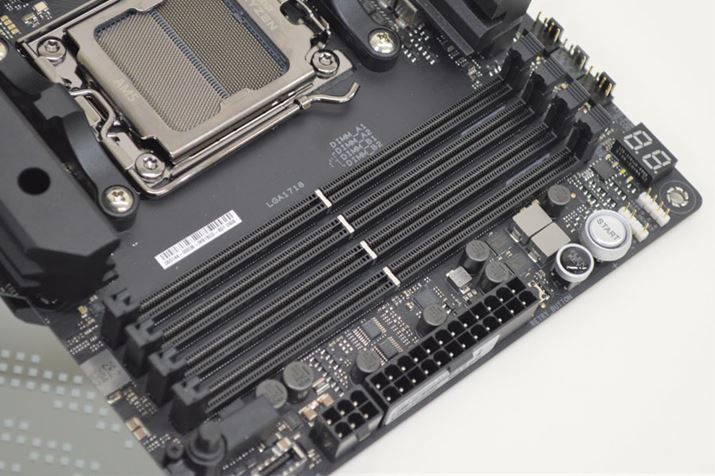 uRyzen 7000vV[YőΉɂȂDDR5[̃XbgBő128GB܂œڂłBȂAuRyzen 7000vV[YłDDR4[ɂ͑ΉĂȂ