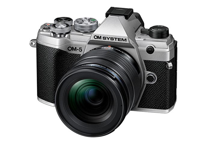 uE-M5 Mark IIIv̌p@ƂēoꂷuOM-5viVo[J[fAĂ郌Y͕WY[YuM.ZUIKO DIGITAL ED 12-45mm F4.0 PROvjBX^_[hfƂĂ͖3NԂ̃j[A