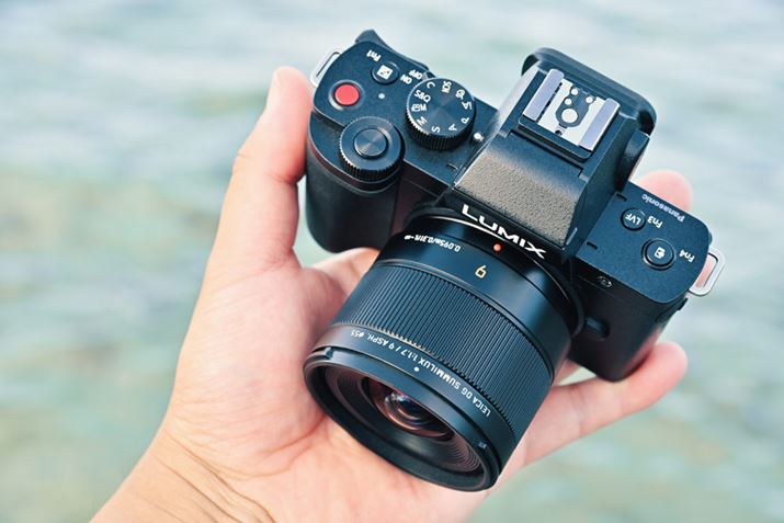 2022N623ɔꂽuLEICA DG SUMMILUX 9mm / F1.7 ASPH.vBRpNȃ}CNtH[T[Y@uLUMIX G100vƑgݍ킹ƋقǃRpNgɎ܂