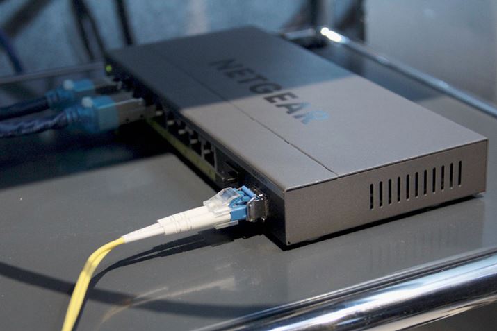 I[fBI֘A@܂Ƃ߂ĂȂXCb`OnuNETGEAŔuGS110TPv3vBSFP[q𓋍ڂ邪Áu+vł͂Ȃ1GbpsdlB̂߁AuRT-AX89XvƂ1Gbpsł̐ڑBAC\[V̂ł΁AuGS110TPv3v2pӂ@肤