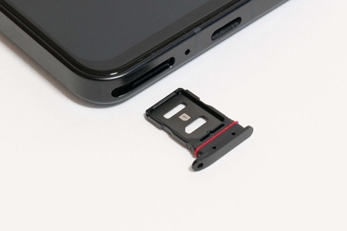 5GΉnanoSIMXbgɂ2nanoSIMJ[h𑕒\