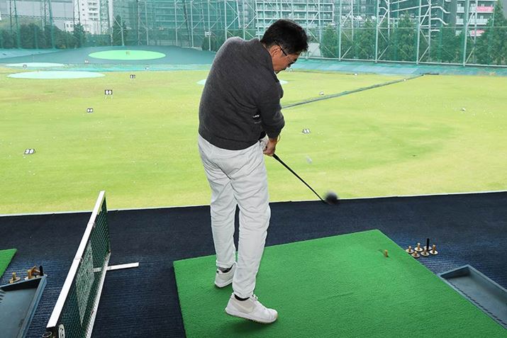 UĂƁA_EXCOtH[ɂċIɃtF[X悤Ƃ铮܂