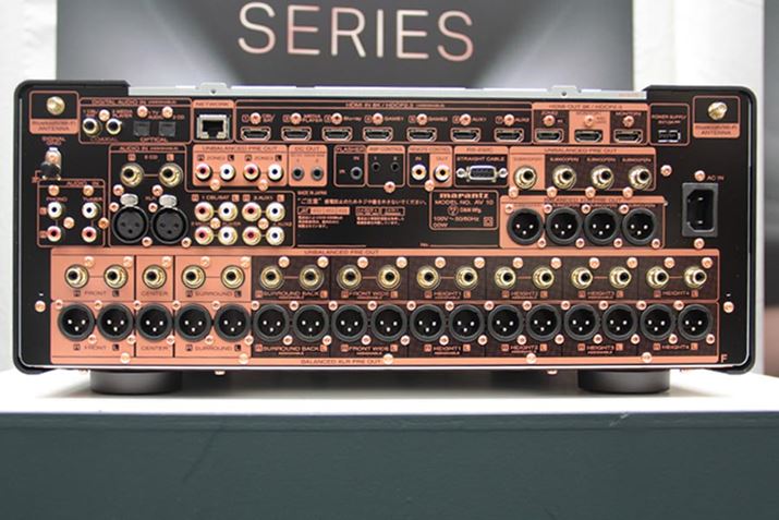 uAV10v̔wʃplB17.4ch̃vAEgƂXLR[qԎp͑sρBHDMI[qȂǂ̕тɂ̓fmuAVC-A1HvƂ̋ʍ