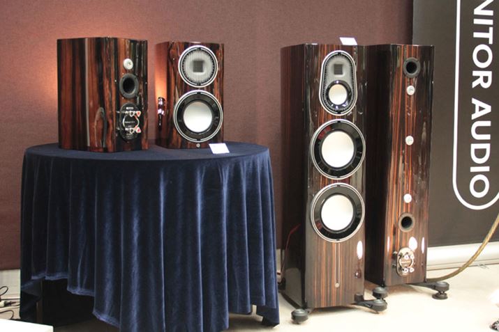 iXybNu[Xł̐ViAj^[I[fBÍuPlatinum 3GvV[YBcC[^[A~bhWAE[n[̃hCo[V݌vŁAu50N̊Ԃɔ|ĂmEnÊׂĂ𓊓JꂽvƂB̃ubNVFt^CvuPlatinum 100 3GṽyA\]i990,000~iōjAẼV[YőTCYfuPlatinum 300 3GṽyA\]i2,640,000~iōj