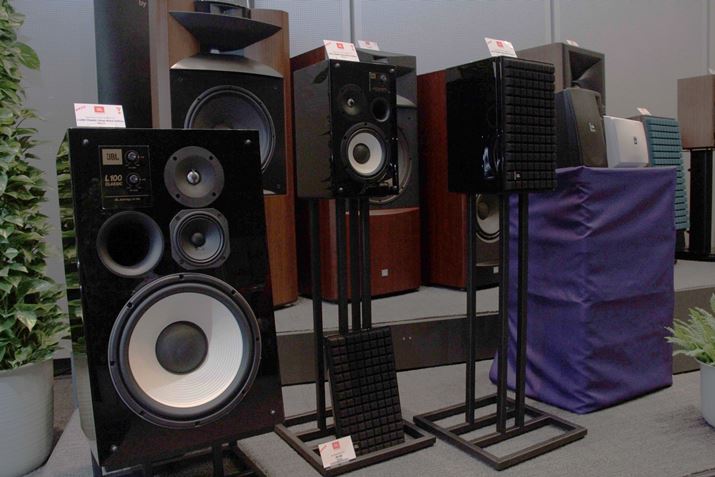 1970ÑXs[J[`[tɂAJBĹuClassicvV[YɃsAmtBjbVo[WoB́uL100 Classic Black Editionvł̓NXI[o[lbg[N߁A}ƂBÉuL52 Classic Black EditionvBǂi͖