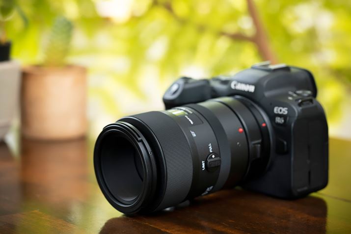 }EgA_v^[uEF-EOS RvāALm̃~[XuEOS R6vɁuatx-I 100mm F2.8 FF MACRO PLUSviLmpjtԁBY̑S95.1mmƃRpNgȂ߁A}EgA_v^[ɎtĂقǂ΂ۂ͂Ȃ