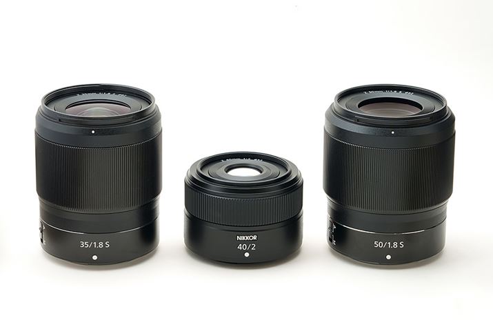 gjR̒Pœ_YׂĂ݂܂BuNIKKOR Z 35mm f/1.8 SvuNIKKOR Z 40mm f/2vuNIKKOR Z 50mm f/1.8 SvłBJilF1.8F2ƂႢ͂܂AɂĂ40mm͏^ɐ݌vĂ܂