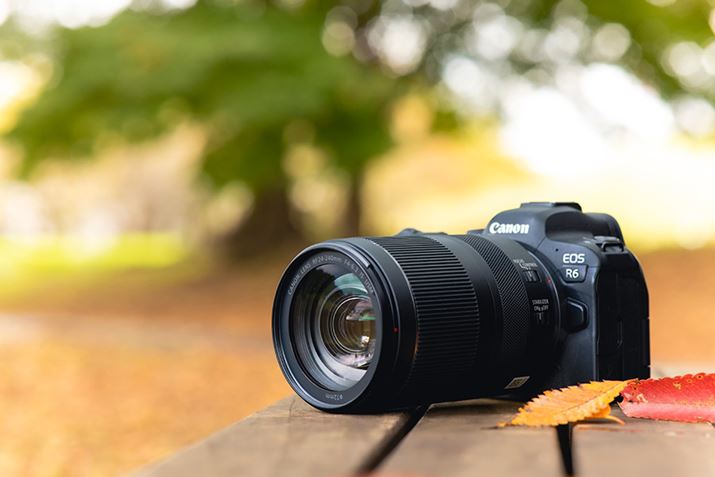 ~[XJuEOS R6vɁuRF24-240mm F4-6.3 IS USMvtԁBY̑S122.5mmB1{ŕLV[ɑΉł̂{Y݂̋