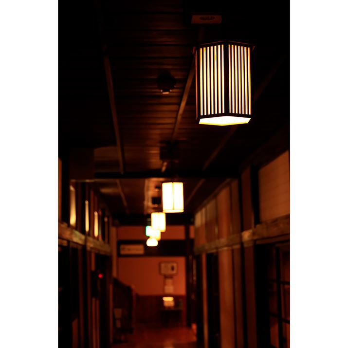 ͋CɂԂ牺ĂƖAsӎȂBeB]76mmAF5.6ŔwiڂEOS R6ARF24-240mm F4-6.3 IS USMA76mmA F5.6A1/100bAISO6400AzCgoXFAsN`[X^CFiBeʐ^i3648×5472A4.0MBj