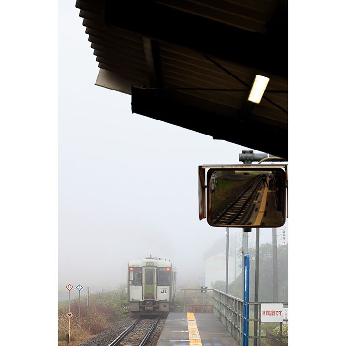 茧̉wŗԂ҂BoŎ͖͂Ɉ͂܂ĂBĂdԂɂAsg킹ȂBełEOS R6ARF24-240mm F4-6.3 IS USMA129mmAF8A1/125bAISO400AzCgoXFI[gi͋CDjAsN`[X^CFiBeʐ^i3648×5472A3.8MBj