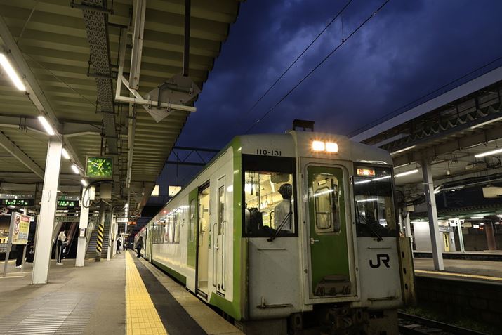 牓ɌԁBǂgł͋CEOS R6ARF24-240mm F4-6.3 IS USMA24mmAF5A1/25bAISO1000AzCgoXFzAsN`[X^CFiBeʐ^i5472×3648A6.5MBj