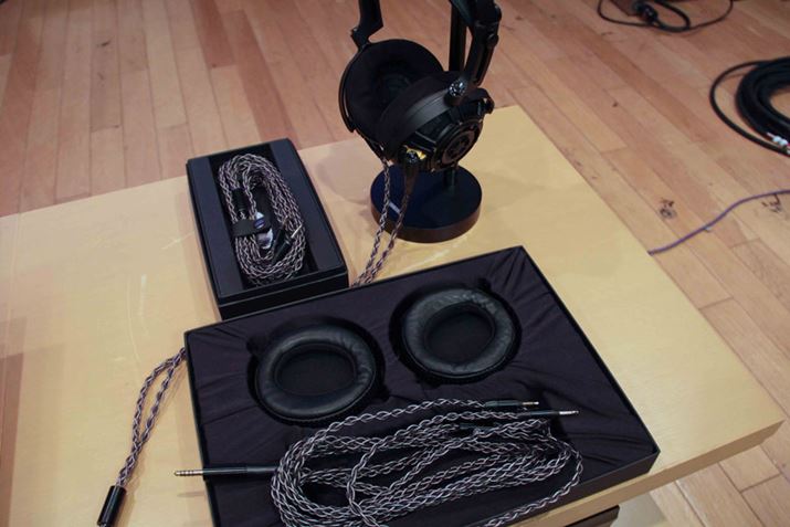 ZbgéAwbhzX^hA2ނ̃C[pbhA2mAoXi3.5mm3ɁjڑP[ui6.3mmA_v^[tjA2moXi4.4mm5ɁjڑP[uBׂ͂ĕt邪AP̂ł̍w\B̂قAʔIvViƂāAXLR[q`2moXP[uCAbv