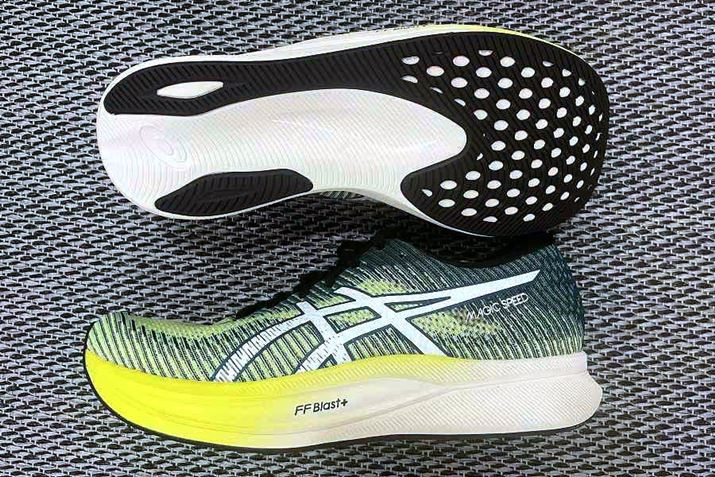 uMAGIC SPEED 2i}WbNXs[h2jv́uSafety Yellow/WhitevBTCgi16,500~iōj