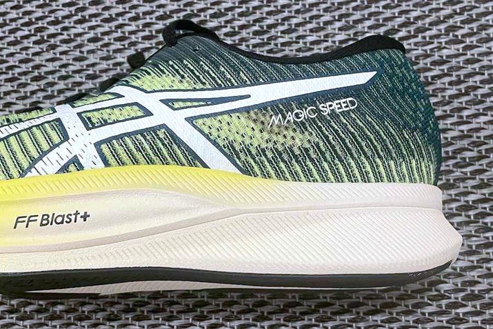 ~bh\[̏wɂ́AyʂŔɂꂽuFF BLAST PLUSv̗p