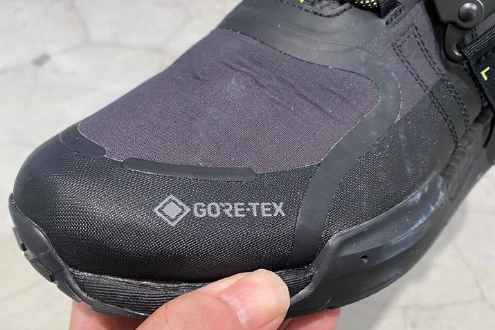 }bhK[hɂ́uGORE-TEXvڂ̏؂ł郍SI