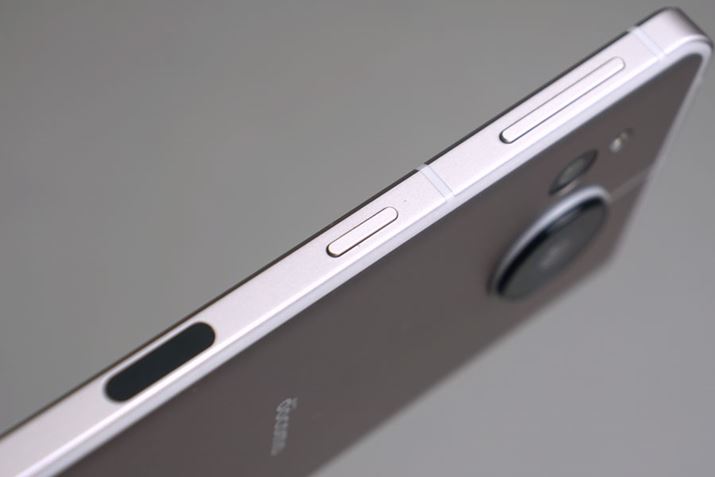 {^͉EʂɏWĔzuBʉEォA{[Ɠd̊e{^B͎wF؃ZT[ŁAd{^Ƃ͓ƗĂ